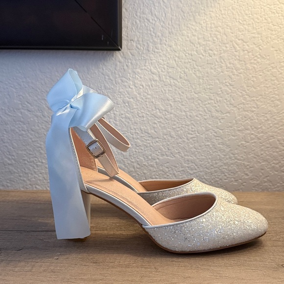 Elegant White Glitter Heels with Bow - Picture 4 of 6